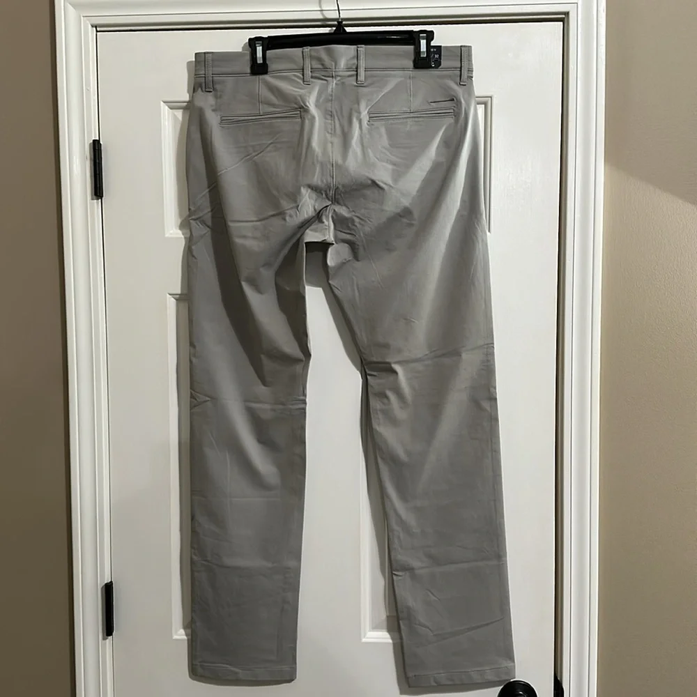 J.Crew Men’s 484 Slim Tech Pant in Mountain Grey (33x32)